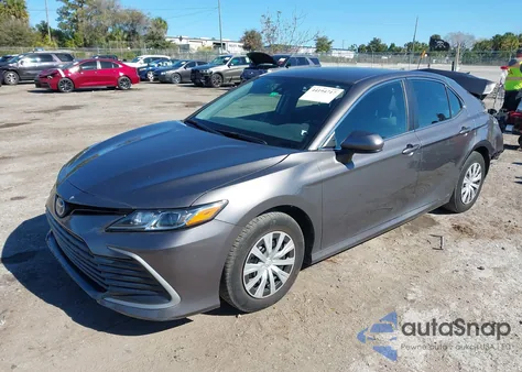 2024 Toyota Camry Hybrid Le z USA, uszkodzony, nr VIN 4T1C31AK2RU627651